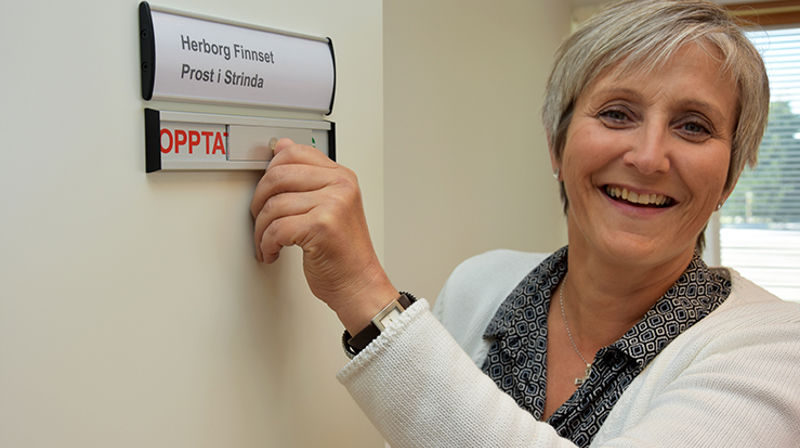 Dørskiltet til prostekontoret på Strinda må byttes ut. Herborg er snart på vei til bispegjerningen i Nidaros. (Foto: Magne Vik Bjørkøy)