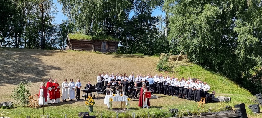 Biskop i Nidaros, Herborg Finnset, holdt olsokgudstjeneste i amfiet på Stiklestad. Alle foto: Sør-Innherrad kirkelige fellesråd
