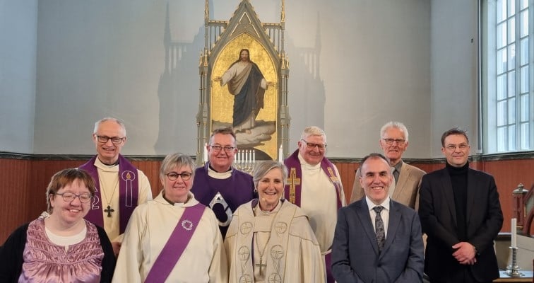 f.v :   medliturg Hilde Thorsø,  prost Øystein Flø, diakon/MRleder Anne Talsnes Flatmo, spr Ole Dahle, biskop  Herborg Finnset, prostiprest Hans-Ole Sveia, kirketjener Magnar Kosberg , klokker Jens Malum, kantor  Magnus Kløften.