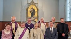 f.v : medliturg Hilde Thorsø, prost Øystein Flø, diakon/MRleder Anne Talsnes Flatmo, spr Ole Dahle, biskop Herborg Finnset, prostiprest Hans-Ole Sveia, kirketjener Magnar Kosberg , klokker Jens Malum, kantor Magnus Kløften.