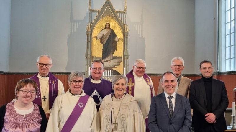 f.v :   medliturg Hilde Thorsø,  prost Øystein Flø, diakon/MRleder Anne Talsnes Flatmo, spr Ole Dahle, biskop  Herborg Finnset, prostiprest Hans-Ole Sveia, kirketjener Magnar Kosberg , klokker Jens Malum, kantor  Magnus Kløften.
