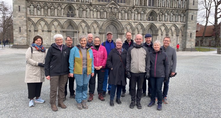 Det svenske bispemøtet samlet utenfor Nidarosdomen under besøket i Trondheim i helgen. I tillegg er domprost i Nidaros Ragnhild Jepsen og biskop i Nidaros Herborg Finnset på bildet.