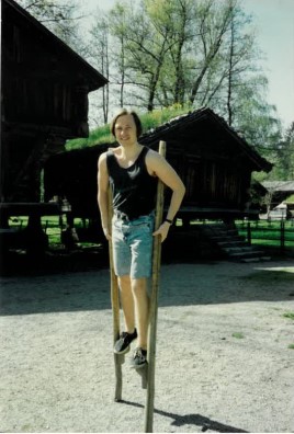 Einar Vegge på stylter 2.jpg