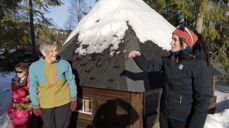 Biskop Herborg med leder i Hauka villmarksbarnehage, Eli Heggvoll.
