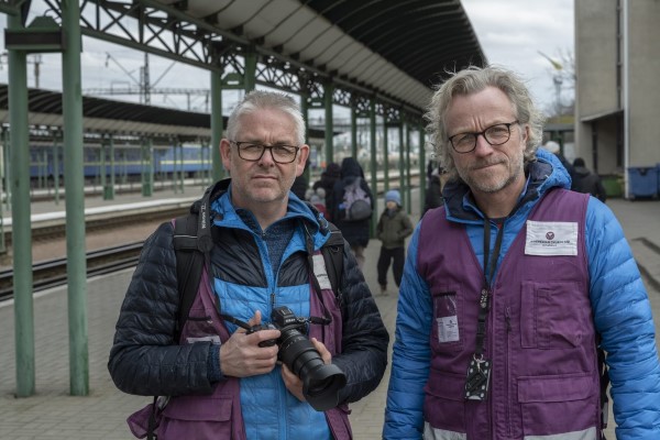 Håvard Bjelland (t.v) og Arne Grieg Riisnæs. Bildet er tatt på togstasjonen i byen Chop i Ukraina, som er et knutepunkt for alle som flykter vestover mot grensen til Ungarn. Foto: Kirkens Nødhjelp