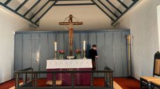 Knut Nordeide tenner lysene i Tempe kirke.