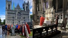 Pilegrimene som vandret med ilden fra Olavsflammen sammen med biskop Herborg utenfor Nidarosdomen.