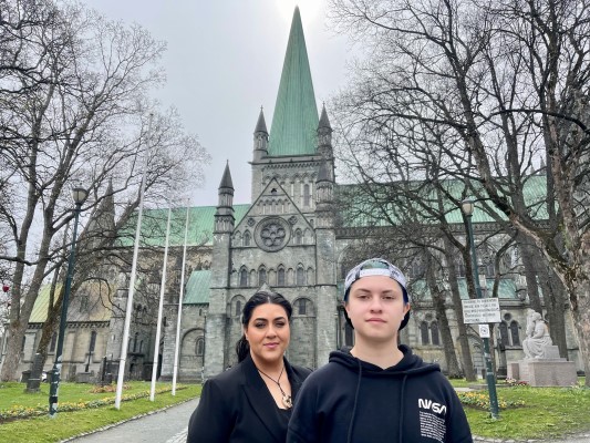 William og mamma utenfor Nidarosdomen. 