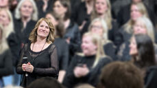 Grete Storbæk Eriksen forteller sin historie i «På trua laus» LIVE fra Byåsen kirke. På scenen har hun med seg Gospel Explosion (Foto: Magne Vik Ravndal)