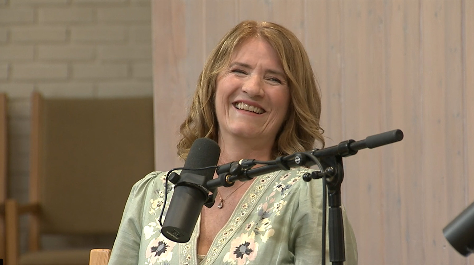 Grete Storbæk Eriksen forteller sin historie i «På trua laus» LIVE fra Byåsen kirke. På scenen har hun med seg Gospel Explosion (Foto: Magne Vik Ravndal)