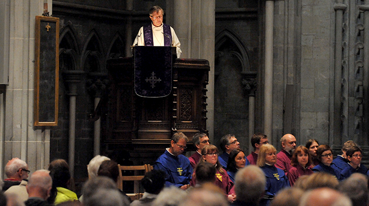 Ett år etter tragedien på Utøya, 22. juli 2012, talte biskop Tor Singsaas til en fullsatt Nidarosdomen. (Foto: Ned Alley, Scanpix)