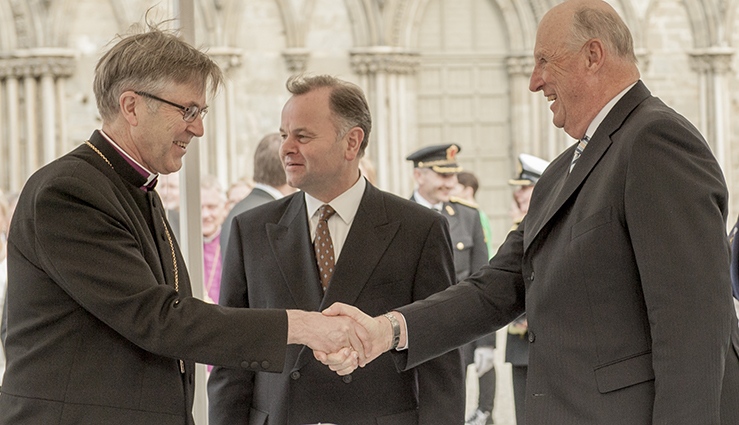200 år etter at Norge fikk sin grunnlov, kunne biskop Tor Singsaas ønske H.M Kong Harald og stortingspresident Olemic Thomessen velkommen til jubileumsmarkering i Nidarosdomen i 2014. (Foto: Ned Alley, Scanpix)