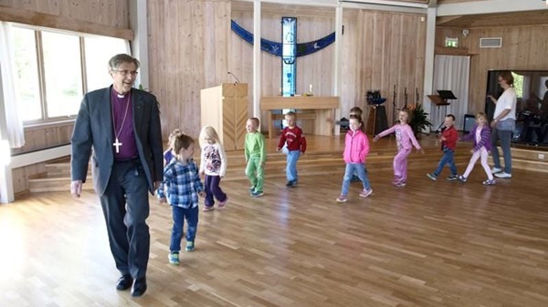 Biskop Tor er «barnas biskop». I det politiske ordskiftet har han ofte tatt til orde for barnas rettigheter, og på bispevisitasene har han møtt, snakket og lekt med barn fra hele Trøndelag. Bildet er fra visitasen i Oppdal i 2016. (Foto: Olav Dahle Svanholm)
