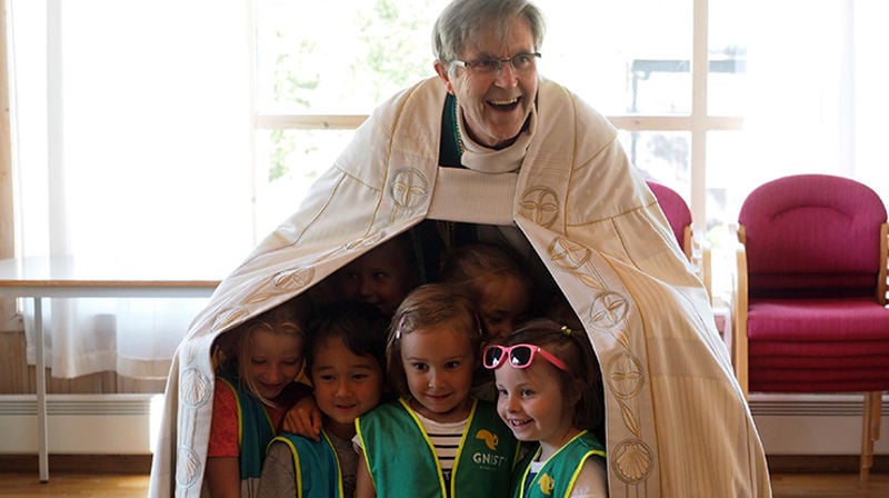 Biskop Tor Singsaas har alltid hatt spesielt god kontakt med barna han møter. Her fra et barnehagebesøk under bispevisitasen i Oppdal i 2016. (Foto: Olav Dahle Svanholm)