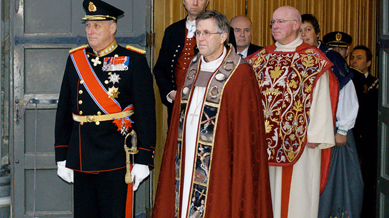 Biskop Tor Singsaas på vei ut fra vigslingsgudstjenesten i Nidarosdomen, flankert av H.M Kong Harald, daværende kirke- og kulturminister Trond Giske og daværende domprost i Nidaros, Knut Andresen.