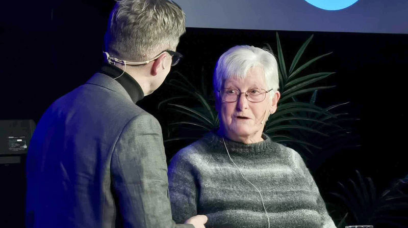Magnhild Kristoffersen i samtale med programleder Magne Vik Ravndal under «På trua laus»-episoden fra Stjørdal misjonskirke. (Foto: Helge Eide)