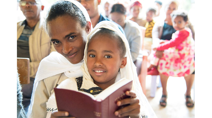 Fra den lutherske Mekane Yesus-kirken. Firebarnsmoren Aleminesh Tagese og datteren Tesfaya på åtte år gleder seg til ny bibel på hadiyya-språket. (Foto: Bibelselskapet)