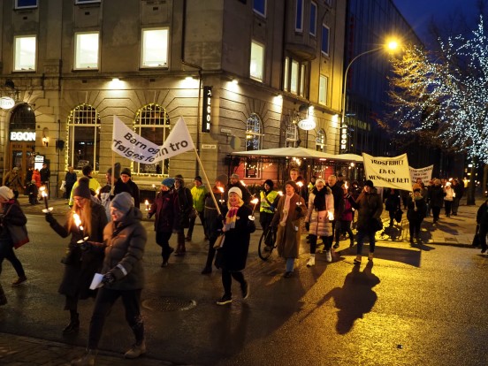 Et langt fakkeltog preget Trondheim sentrum denne lørdag ettermiddagen, for å markere støtte til forfulgte troende verden over. (Alle foto: Olav Dahle Svanholm)