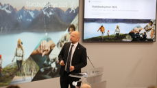 Mandag 7. oktober presenterte finansminister Trygve Slagsvold Vedum (Sp) regjeringens forslag for statsbudsjett 2025, for fremmøtte fra pressen. Foto: Celine Lyse Augdal/Finansdepartementet