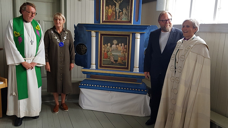 Sammen i feiringen av at altertavla fra 1704 er tilbake på Sula. Fra venstre: Prost i Orkdal prosti Dagfinn Thomassen, ordfører på Frøya Berit Flåmo, historiker og forfatter Ola Flyum og biskop Herborg Finnset.