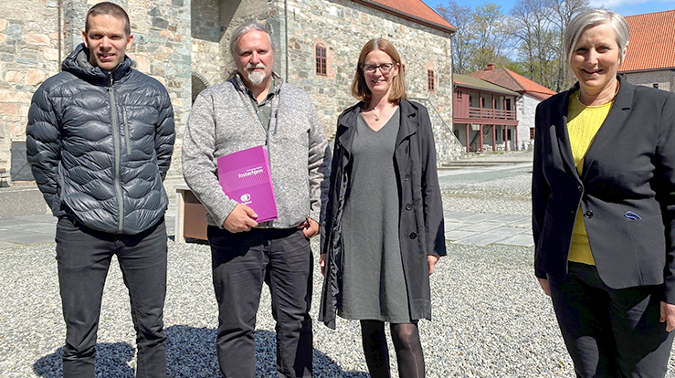 Fra møtet mellom Bufetat Midt-Norge og Nidaros biskop. Fra venstre: Børge Bakken, avdelingsleder, Roger Andre Hammer, rådgiver, Lise Abelvik, enhetsleder, og Herborg Finnset, biskop i Nidaros. (Foto: Aud Kristin Saltvik Aasen)