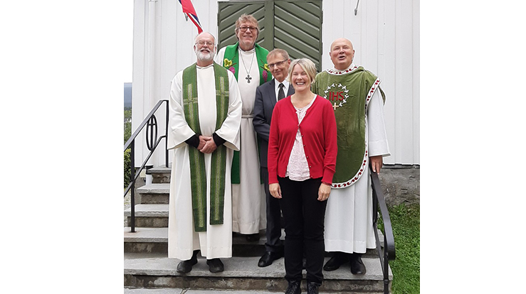 Mange ville takke sokneprest Gustav Schmidt (fra høyre) og menighetspedagog Eirunn Johansen i Hemne kirke, blant annet sokneprest i Snillfjord Jon Nilsen (fra venstre), prost Dagfinn Thomassen og organist Jostein Selnes.