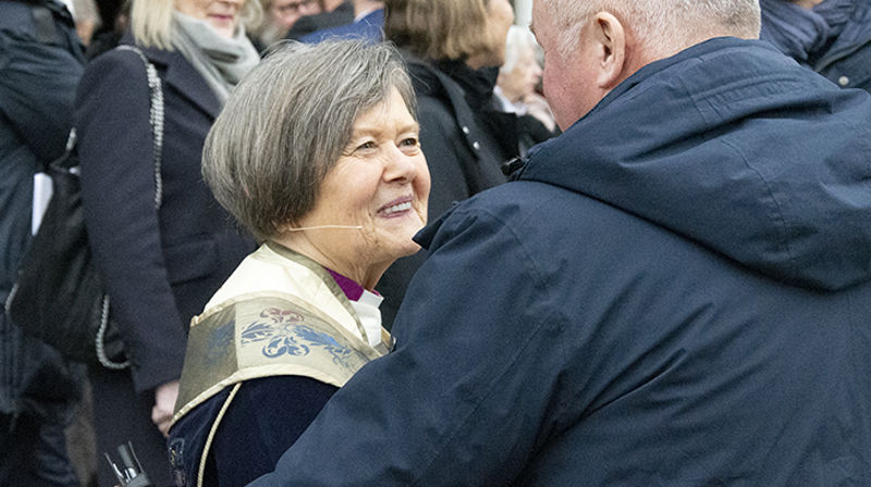 Preses Helga Haugland Byfuglien var omgitt av takknemlige mennesker etter avskjedsgudstjenesten i Nidarosdomen. (Foto: Magne Vik Bjørkøy)