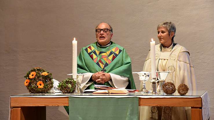 Prost Bertel Aasen sammen med biskop Herborg Finnset under gudstjensten i Kolstad, som markerte hans avskjed som prost i Heimdal og Byåsen. (Alle foto: Magne Vik Bjørkøy)