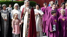 Biskop Tor Singsaas sammen med noen av de medvirkende under avskjedsgudstjenesten i Nidarosdomen. Fra venstre: Preses Helga Haugland Byfuglien, sokneprest Bodil Slørdal, tekstleser Kristine Sølvberg Hagen, biskop Tor, domprost Ragnhild Jepsen og deler av Nidarosdomens guttekor. (Alle foto: Magne Vik Bjørkøy)