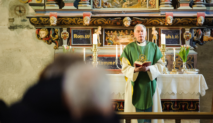 Avtroppende prost i Stjørdal prosti, Dagfinn Slungård, føler seg hjemme i Værnes kirke. Her ble han døpt for 65 år siden, og her avsluttet han som prost. Nå fortsetter prestelivet som prostiprest. (Alle foto: Trygve Thorsen)