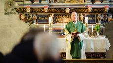 Avtroppende prost i Stjørdal prosti, Dagfinn Slungård, føler seg hjemme i Værnes kirke. Her ble han døpt for 65 år siden, og her avsluttet han som prost. Nå fortsetter prestelivet som prostiprest. (Alle foto: Trygve Thorsen)