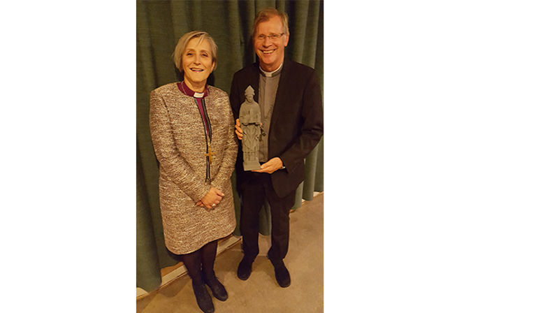 Biskop Herborg Finset overrakte en skulptur av erkebiskop Eystein til avtroppende Namdals-prost Roald Iversen. (Foto: Dagfinn Thomassen)