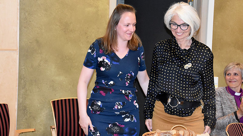 Leder i Nidaros bispedømmeråd, Agnes Sofie Gjeset (t.v), takket stiftsdirektør Gunn Karlsaune for samarbeidet. (Alle foto: Magne Vik Bjørkøy)