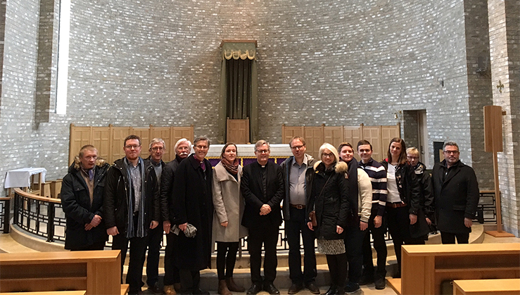 Nidaros bispedømmeråd sammen med noen av bispedømmekontorets ansatte besøkte byens nye katolske domkirke. Fra venstre: Nils Tonny Bransfjell, Harald Hauge, Per Winsnes, Jon Høsøien, biskop Tor Singsaas, Agnes Sofie Gjeset (bispedømmerådets leder), sokneprest Egil Mogstad, Gunnar Winther, Gunn Karlsaune, Alex Ramstad Døsvik, Jon Roar Bruholt, Aud Kristin Saltvik Aasen, Aud Keysan Rosvoldsve og Inge Torset. (Alle foto: Olav Dahle Svanholm)