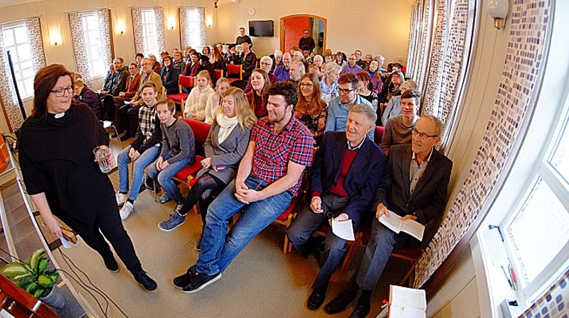 Baptistkirken i Steinkjer var fullsatt under den økumeniske gudstjenesten søndag 28. januar. Baptist-pastor Grethe Norøm Spolèn ledet an. (Alle foto: Arne Opdal)