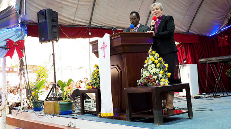 Biskop Herborg Finnset taler til menigheten i Addis Abbeba. (Foto: Olav Dahle Svanholm)