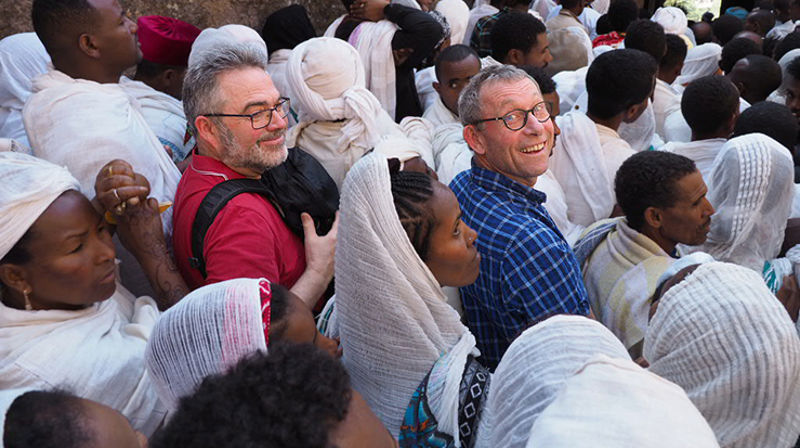 Kirkefagsjef Inge Torset (i rødt) og stiftsdirektør Steinar Skomedal (i blått) må baer henge på når hordene av etiopiske pilegrimer vandrer mellom kirkene i Lalibela i Etiopia. (Foto: Olav Dahle Svanholm)