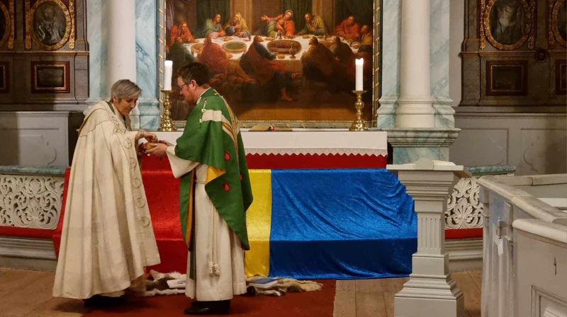 Biskop Herborg Finnset og sokneprest Harald Hauge under nattverden i Røros kirke. Foto: Rutt-Karin Engzelius