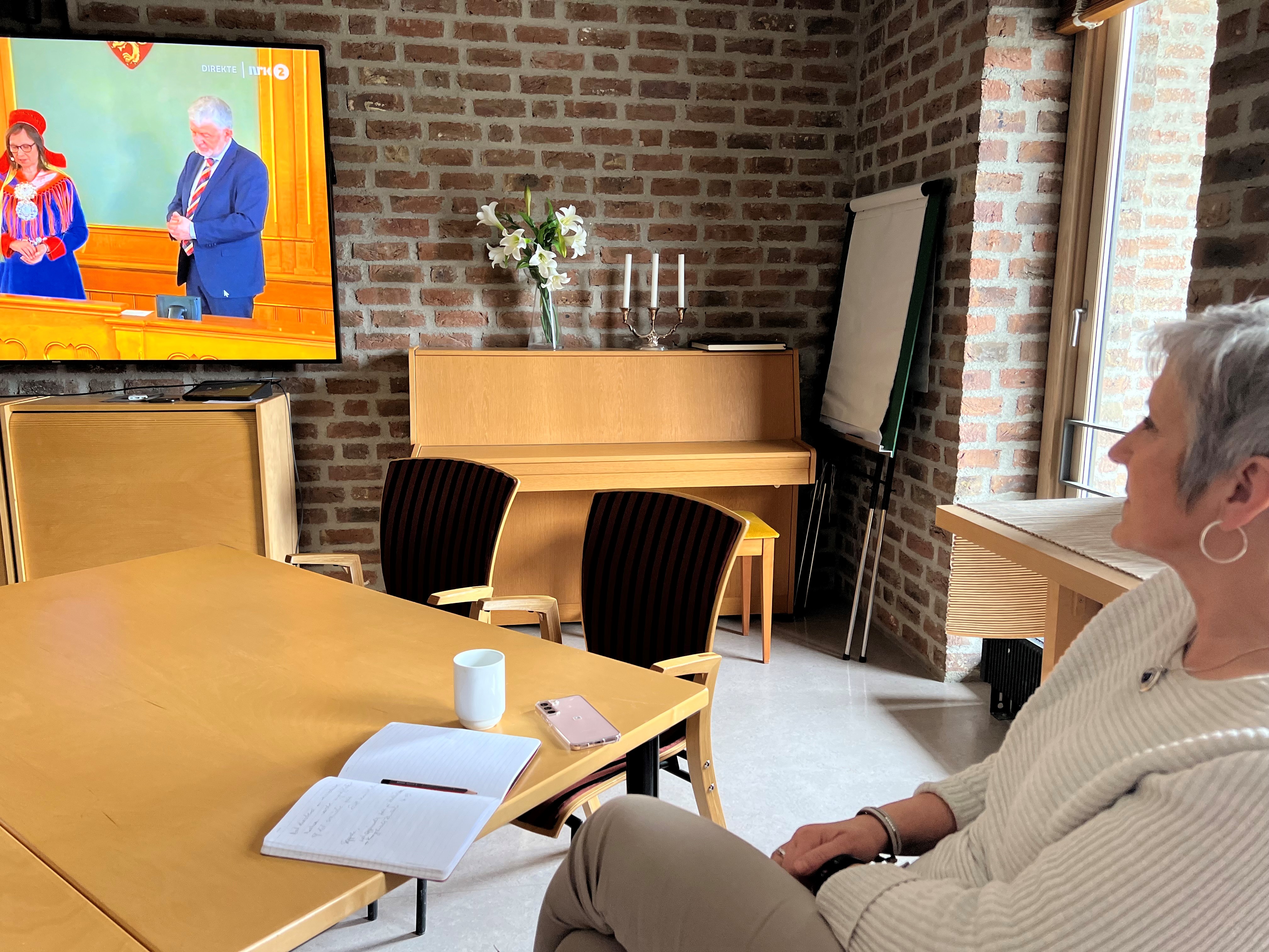 Biskop i Nidaros, Herborg Finnset, fulgte sendingen fra bispekontoret i Trondheim.