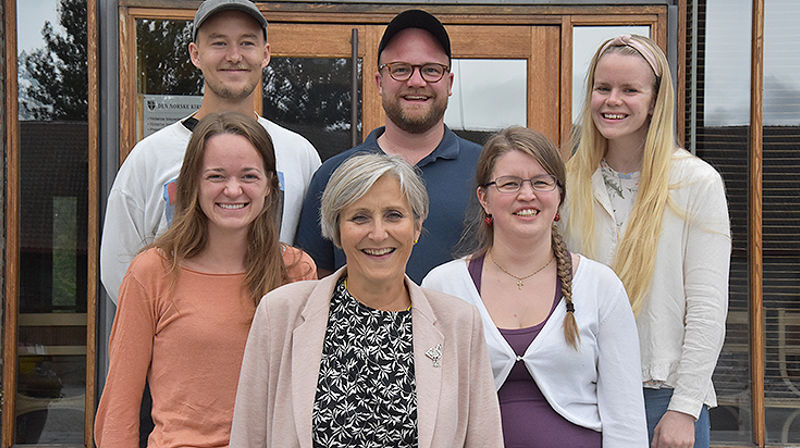 Sommervikarer på besøk hos biskop Herborg Finnset i Erkebispegården. Foran fra venstre: Matilde Oppsahl (Stjørdal prosti), biskop Herborg og Anna Malene Jönsson (Namdal prosti). Bak fra venstre: Tor Olav Gauksås (Sør-Innherad prosti), Steffen Torsteinsen Aune (Pilegrimsprest) og Anne-Mari Bjølverud Aas (Trondheim storprosti).