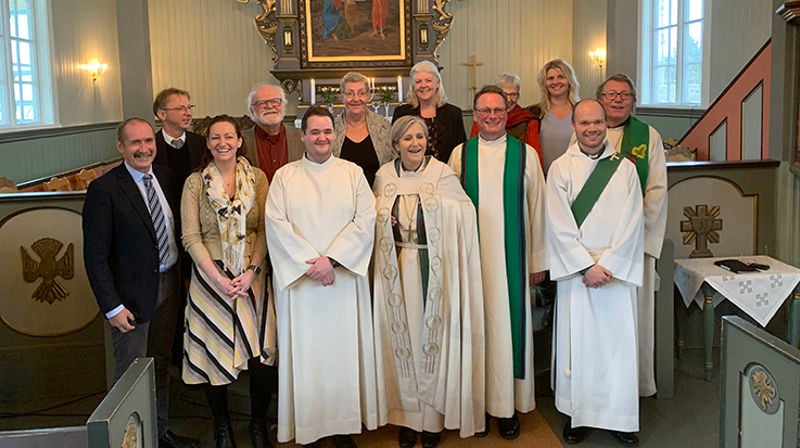 Biskop Herborg flankert av medvirkende under den avsluttende visitasgudstjenesten i Lensvik kirke. (Foto: Olav Dahle Svanholm)