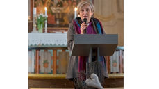 Biskop Herborg Finnset under morgenbønnen i Klinga kirke. (Foto: Ole Morten Olufsen)