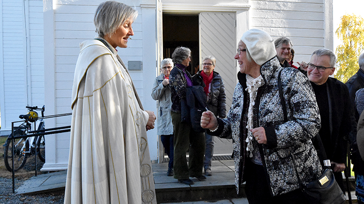 Det ble mange gode møter mellom biskop Herborg og menigheten på kirkebakken i Bratsberg. (Alle foto: Magne Vik Bjørkøy)