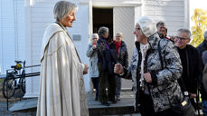 Det ble mange gode møter mellom biskop Herborg og menigheten på kirkebakken i Bratsberg. (Alle foto: Magne Vik Bjørkøy)