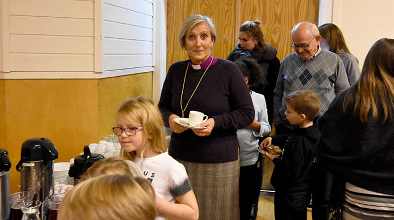 Biskop Herborg koste seg på bygdekveld i Bratsberghallen. (Alle foto: Magne Vik Bjørkøy)