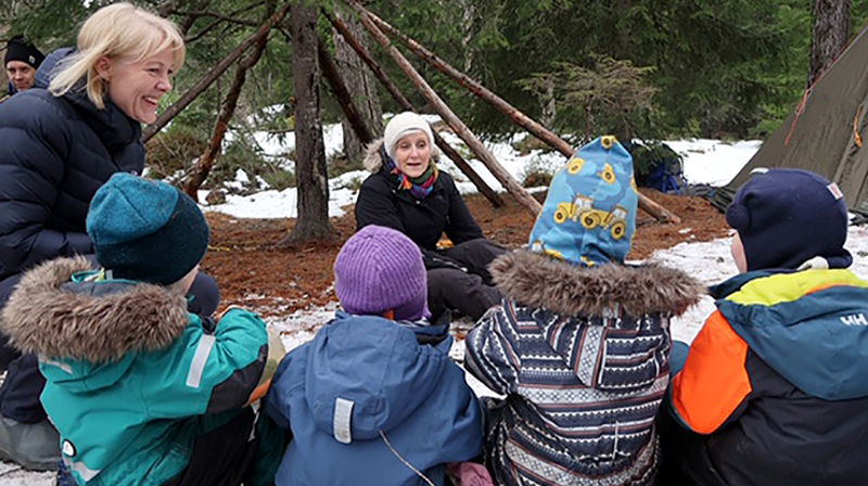 For å møte barna i Ferista friluftsbarnehage, måtte biskop Herborg og hennes følge ta turen ut i Bymarka. (Alle foto: Aud Kristin Saltvik Aasen)