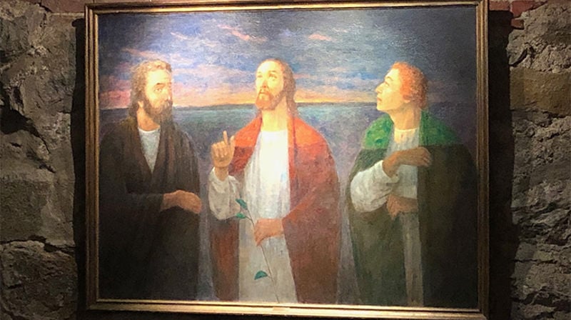 Slik ser det ut, bildet av «Emmausvandrerne» som ble avduket i Ilen kirkes kirkestue under biskop Herborgs bispevisitas. (Foto: Aud Kristin Saltvik Aasen)