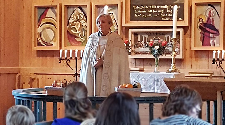 Lokale skole- og barnehagebarn fikk feire gudstjeneste sammen med biskop Herborg Finnset i Trones kirke under dag 1 av bispevisitasen. (Alle foto: Inge Torset)