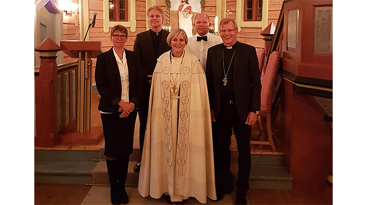 Fornøyde medvirkende etter kveldsgudstjenesten i Sørli kirke. Bak fra venstre: Sokneprest Martin Ottosen og kirkeverge/organist Geir Arne Bergli. Foran fra venstre: Kirketjener Åse Tangen, biskop Herborg Finnset og prost Roald Iversen. (Alle foto: Inge Torset)