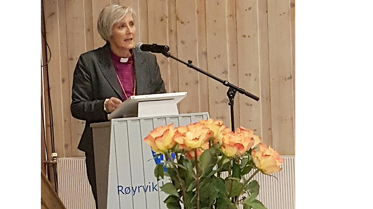 Gleden og kjærligheten over å samles og over lokalkirka, sitter igjen som inntrykk etter bispevisitasen i Namsskogan, Røyrvik og Lierne. Her holder biskop Herborg sitt visitasforedrag i Røyrvik samfunnshus. (Alle foto: Inge Torset)